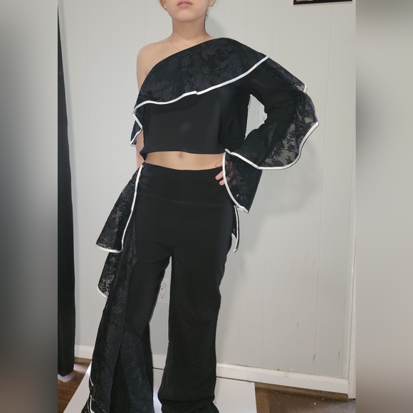 NWT Gorgeous , Akira , 2 Peice Stunning Ruffled Pants , With Matching Top - Picture 2 of 15